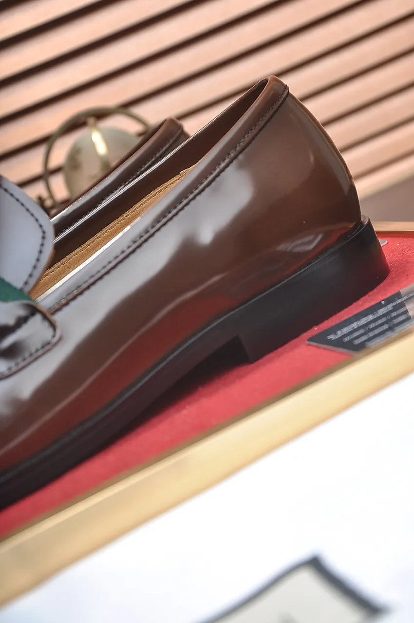 Factory price 540💶Italian top luxury men's shoe giant (GUCCI) (Gucci) (full cowhide lining) new arrival🍃Original European style🔰 Pleasant to the eye😍In order to make the shoes more durable and non-deformable🌀The production continues to follow traditional methods but there is still no lack of innovation💪The original sheepskin is chosen for the leather♻️Smooth, natural and exceptionally bright⭐Made of imported cowhide The rich man’s first choice 38-45 (45 customized)